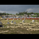 Für mehr als 30&nbsp;km liegen Gräber rechts und links der Straße